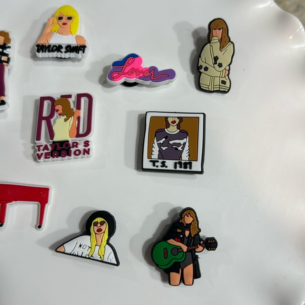 TAYLOR SWIFT SET OF 9 CROC CHARMS - Picture 3 of 4